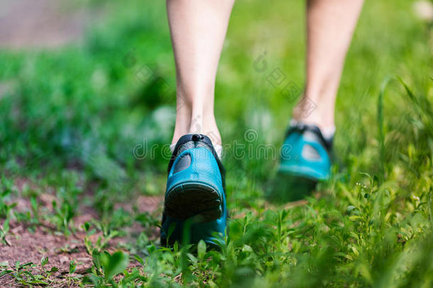 赤脚女人跑鞋的特写。