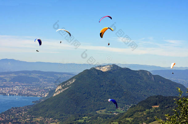 阿尔卑斯山的滑翔伞