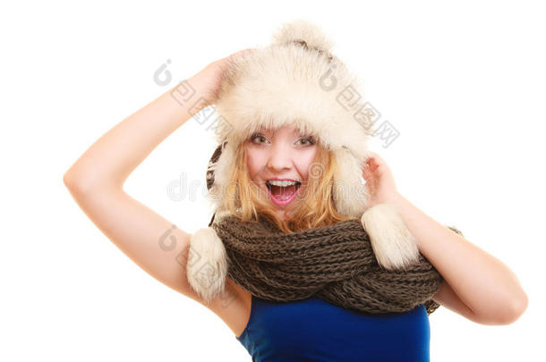 冬季时尚。戴皮帽的快乐年轻女子。