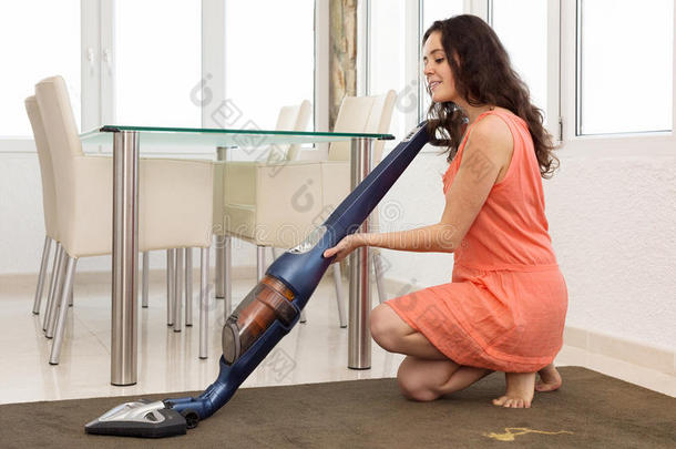 妇女用吸尘器清洁