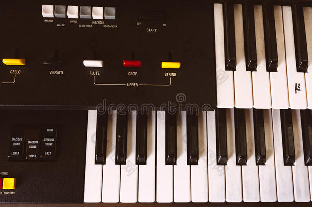 <strong>电子琴</strong>电的工具仪表键盘
