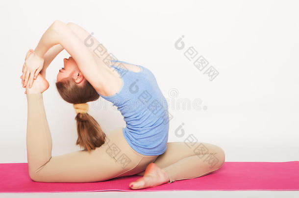 金发女人在做瑜伽运动