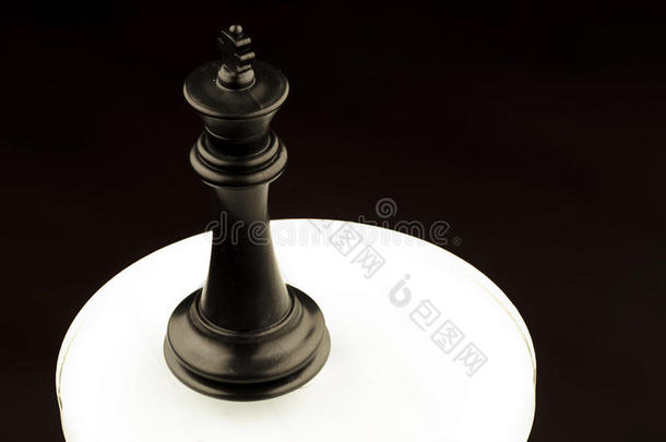 黑棋王在一个白色发光的圆圈上