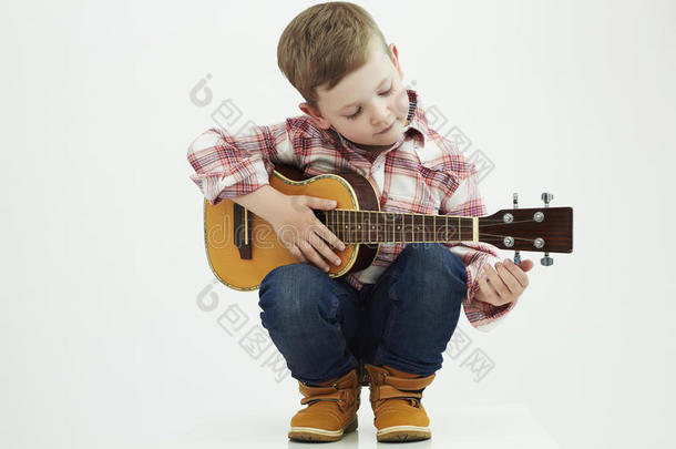 带吉他的有趣的男孩。 乡村男孩演奏音乐