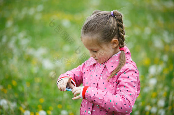 女孩检查她用智能手机拍的照片