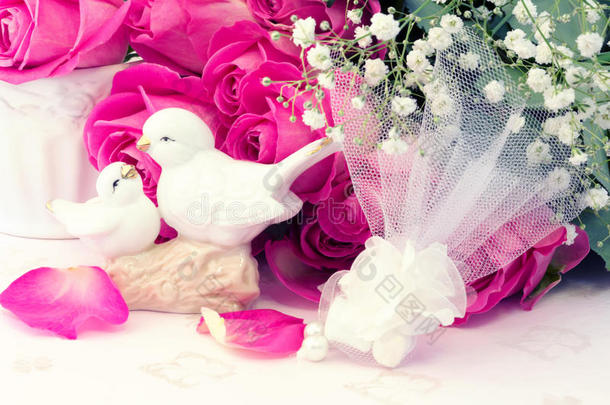 雕像婚礼鸽子在<strong>爱情</strong>情人节花束粉红色玫瑰在旧书花卉背景是<strong>爱情</strong>温柔，复古