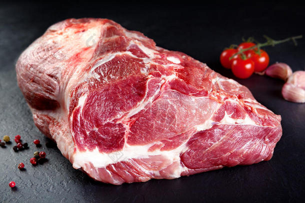 新鲜的生肉。 还活着的红肉牛排准备在烧烤上做饭