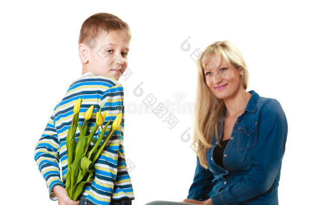 男孩给他母亲送花