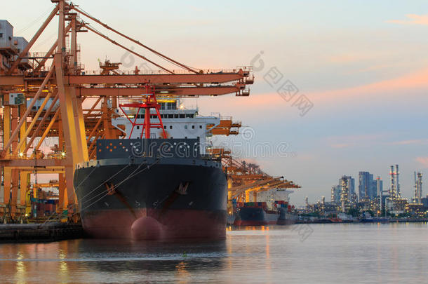 商业船舶船厂装载集装箱货物，用于运输和<strong>物流</strong>货物<strong>货运</strong>业务