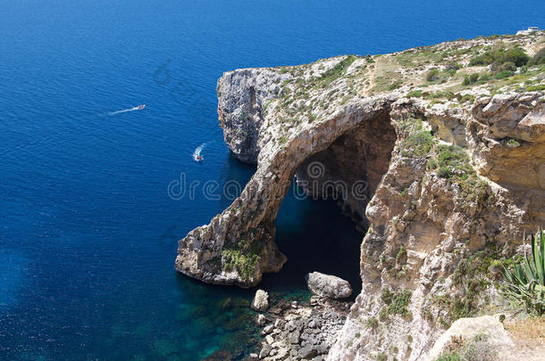 蓝色<strong>石窟</strong>在马耳他，Zurieq，旅游目的地在马耳他，查看蓝色<strong>石窟</strong>在美好的平静阳光明媚的夏日，假日在马耳他