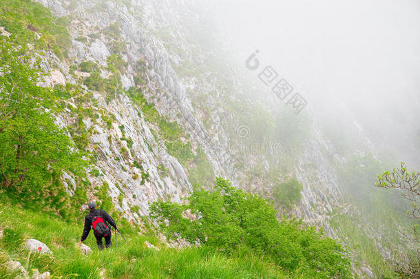 一位登山者，背包客，潜入峡谷，带领他沿着大理石的<strong>道路</strong>，自罗马时代以来一直被采石场<strong>覆盖</strong>