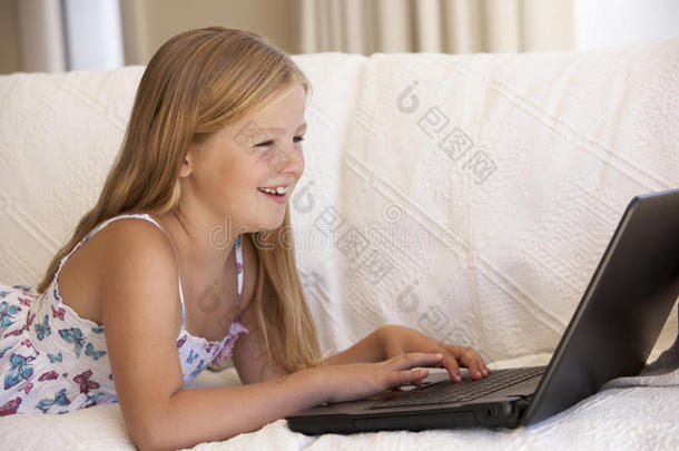 在家使用笔记本电脑的年轻女孩