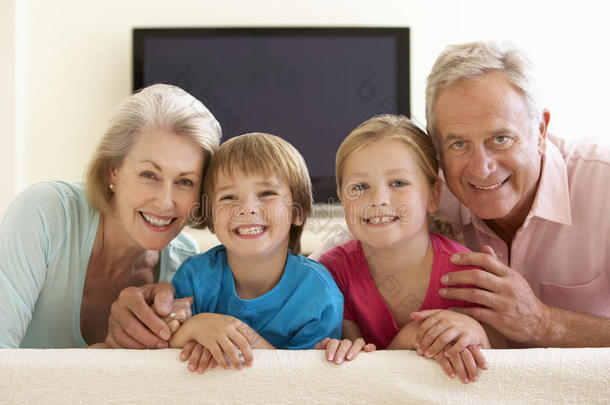 祖父母和孙子孙女在家看<strong>宽屏</strong>电视