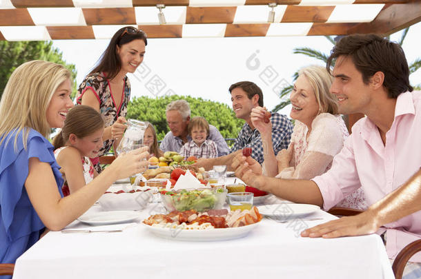 大家庭一起享受户外大餐