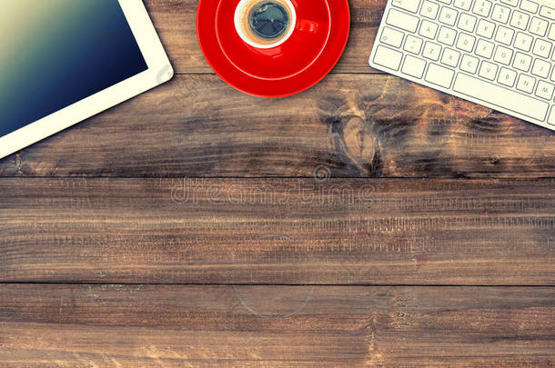 数字平板电脑，键盘和红色咖啡杯。 复古风格
