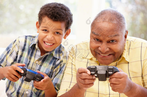 祖父和孙子玩电脑游戏