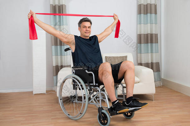 残疾人在轮椅上运动与阻力带