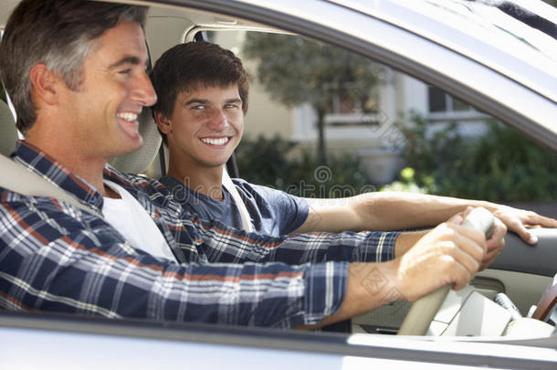 父亲和十几岁的儿子一起开车旅行