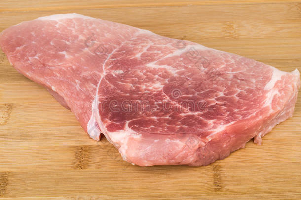 木板上的一大块生猪肉