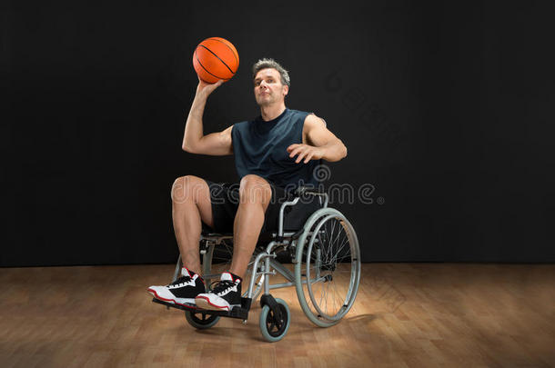 残疾篮球运动员投掷球