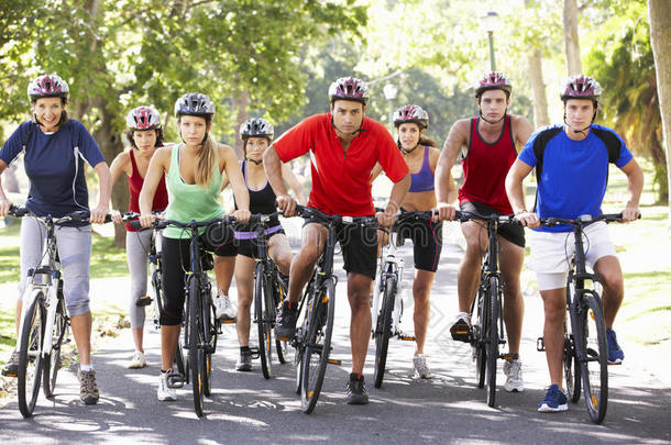 一群骑自行车的人骑着自行车穿过公园