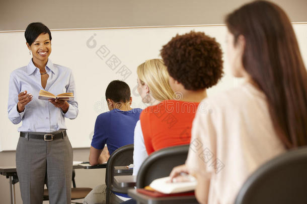 非裔美国教师在课前授课