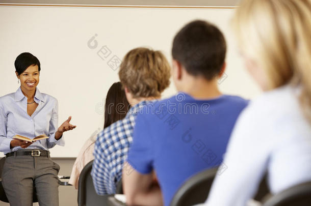 非裔美国教师在课前授课