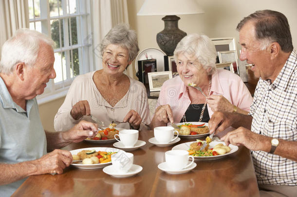 一群年长的夫妇一起享受晚餐