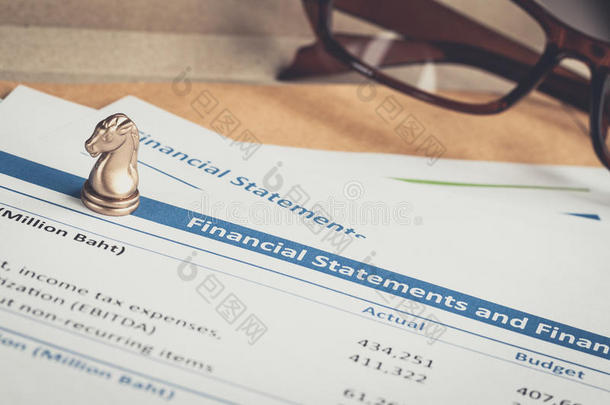 财务报表信棕色信封和眼镜，业务概念；文件是模拟的