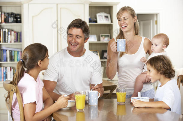 一家人一起在厨房吃早餐