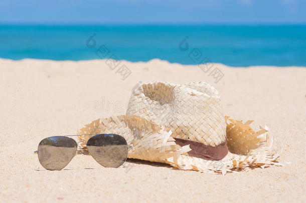 海滩美丽的<strong>时尚帽子</strong>沙