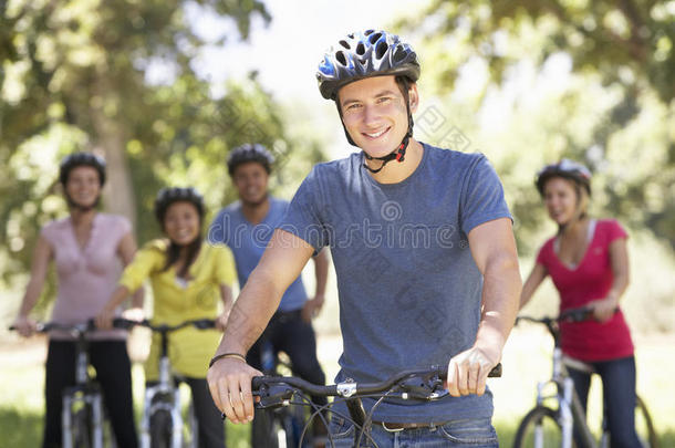 一群年轻的朋友在农村骑自行车