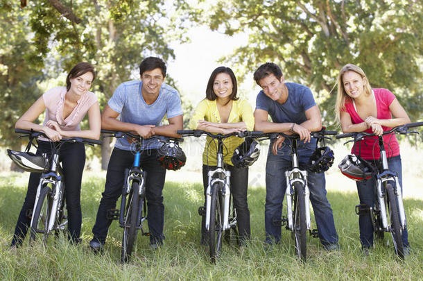 一群年轻的朋友在农村骑自行车