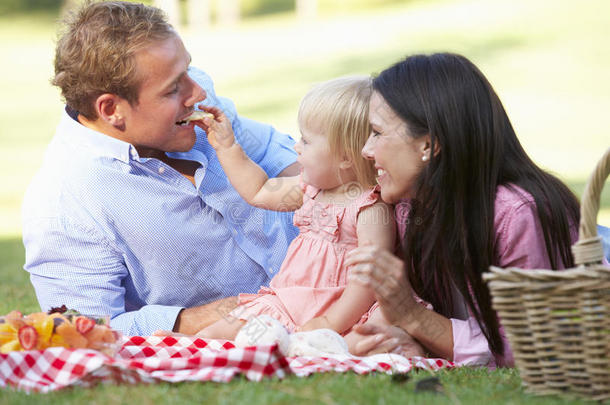 一家人一起享受野餐