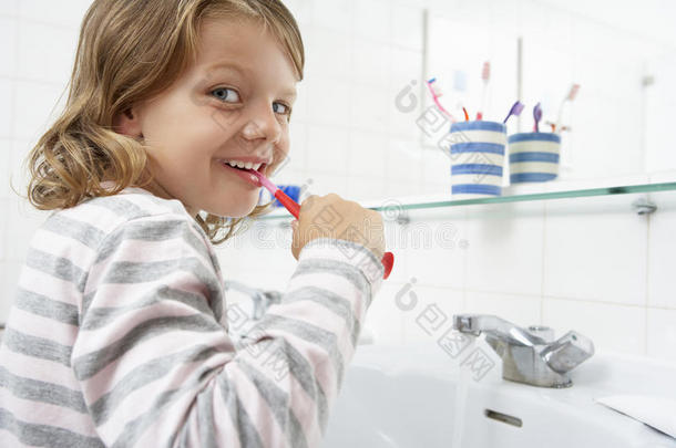 浴室里的女孩刷牙