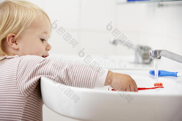 浴室里的女孩刷牙