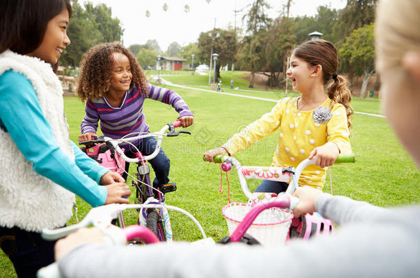 一群在公园里骑自行车的年轻女孩