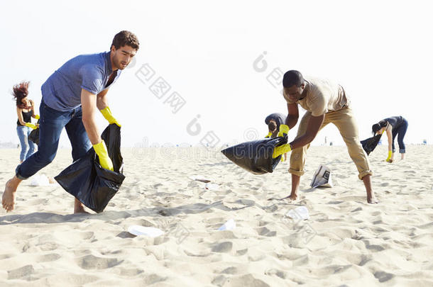 一群志愿者在海滩上清理垃圾
