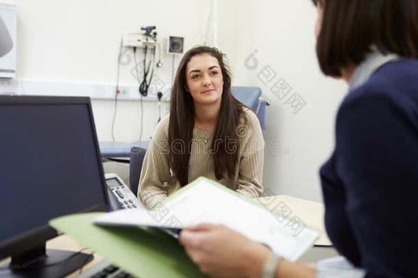 医生在数字平板上显示病人的测试结果