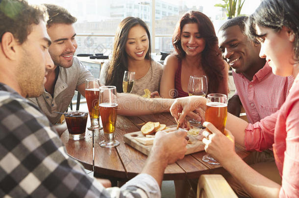 一群朋友在屋顶酒吧里享受饮料和零食