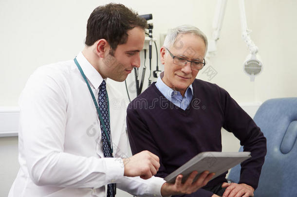 顾问显示病人在数字平板电脑上的测试结果