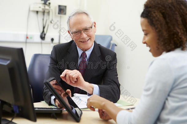 医生在数字平板上显示病人的测试结果