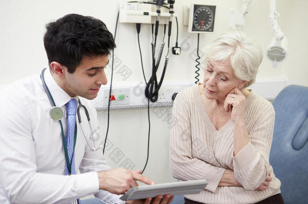 顾问显示病人在数字平板电脑上的测试结果