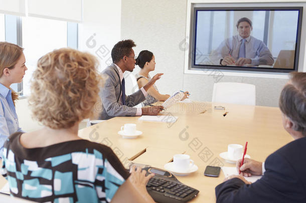 一群商人在会议室举行视频会议