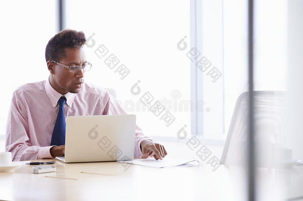 商人在<strong>会议室</strong>桌子上做笔记本电脑