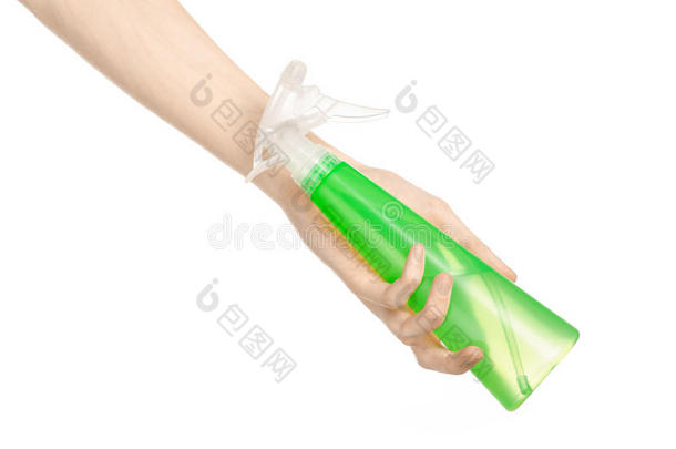 <strong>清洁</strong>房子和<strong>清洁</strong>主题：男人的手拿着一个绿色的喷雾瓶，用于<strong>清洁</strong>白色背景上的隔离物