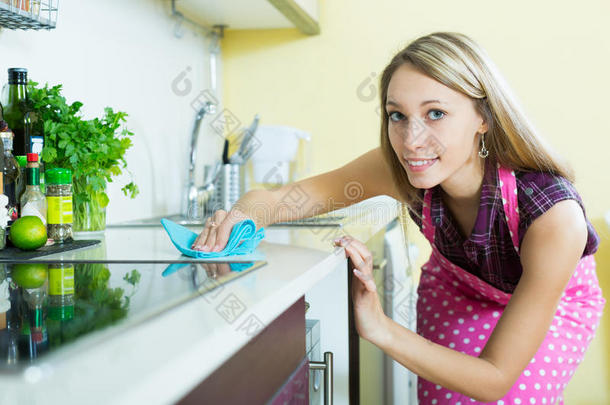 打扫厨房的女孩