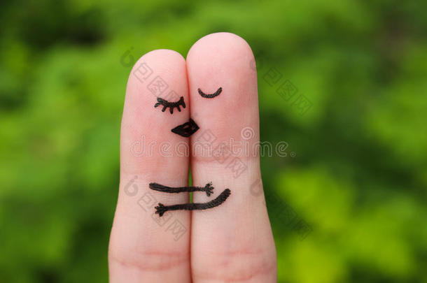 一对幸福夫妇的手指艺术。 幸福的一对接吻和拥抱
