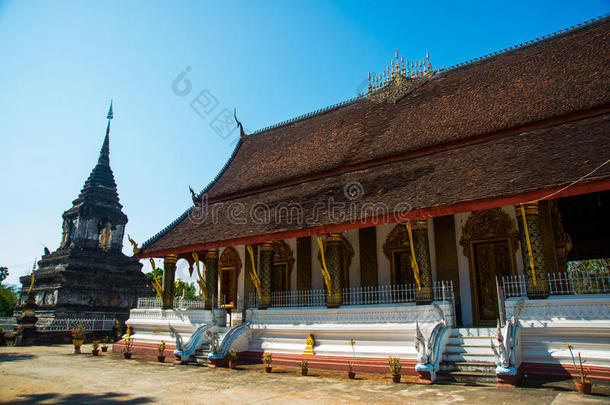 佛教寺庙。 寺庙的屋顶。Luang prabang.laos.ddhist带有黄金的寺庙。LuangPrabang.laos。