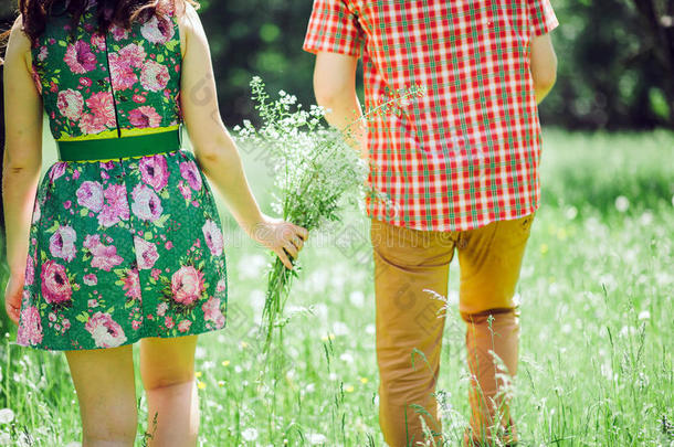 乡村爱情故事夫妇在绿色的夏季草地